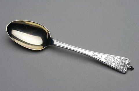 темные круги под глазами