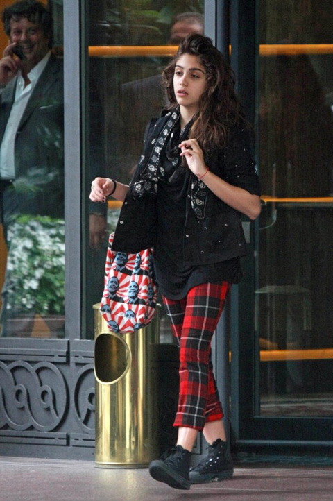 Мадонна и Лурдес