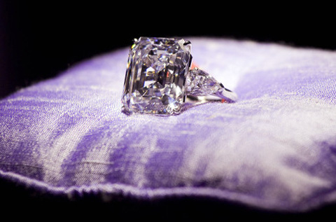 как правильно подобрать обручальное кольцо с бриллиантом